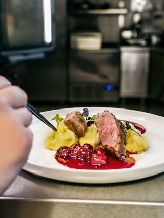 Když se spojí kvalitní suroviny, nápad a vášeň pro gastronomii, vznikne jídlo, které si zapamatujete. ❤️ #gastroart...