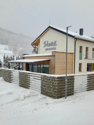 U nás v Jeseníkách začala opravdová zima ❄️ Resort Helios se zasypal čerstvým sněhem a atmosféra je neskutečná. Přijeďte...